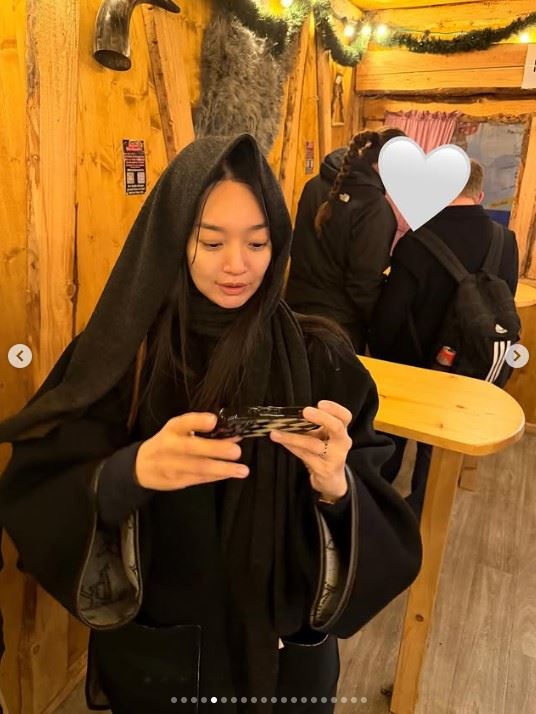 申敏兒無名指婚戒入鏡。（圖／翻攝自IG @illusomina）