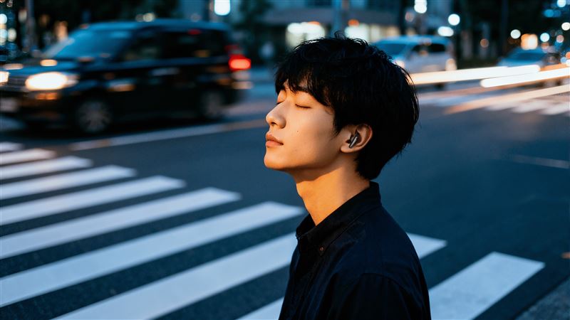 搭載自適應主動降噪系統，並擁有四顆通話降噪麥克風，即使在嘈雜環境中也能清晰通話