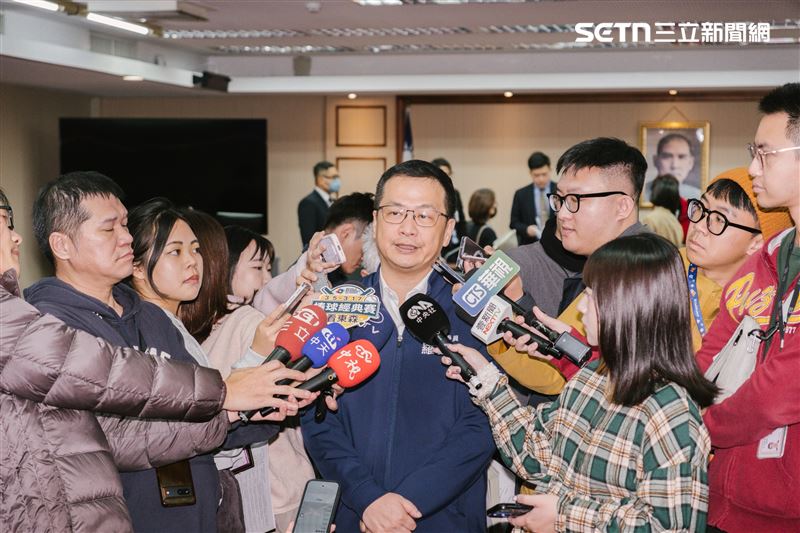 針對1.25兆國防特別預算條例是否併案交付審查，羅智強受訪回應。（圖／記者楊士誼攝影）