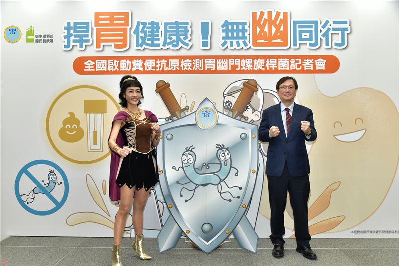 唐玲與同樣有胃癌經歷的衛福部常務次長莊人祥一同現身，分享抗癌歷程。（圖／衛福部提供）