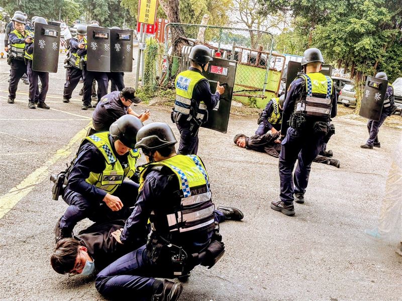 科技執法再升級！永和分局結合空拍機、電擊槍　實施搶匪攔截圍捕演練。（圖／永和分局提供）