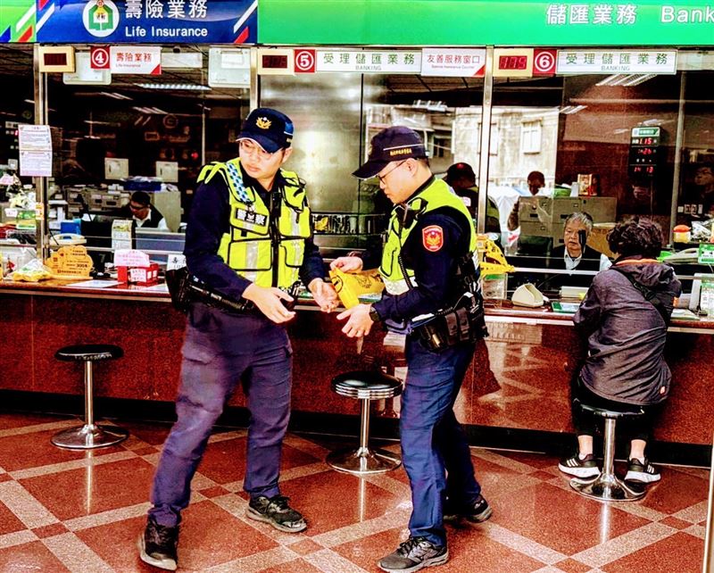 科技執法再升級！永和分局結合空拍機、電擊槍　實施搶匪攔截圍捕演練。（圖／永和分局提供）