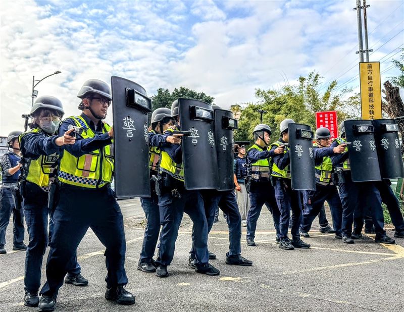 科技執法再升級！永和分局結合空拍機、電擊槍　實施搶匪攔截圍捕演練。（圖／永和分局提供）