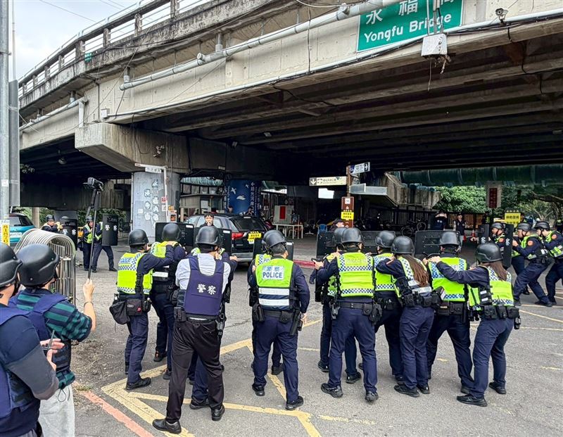 科技執法再升級！永和分局結合空拍機、電擊槍　實施搶匪攔截圍捕演練。（圖／永和分局提供）