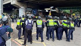 科技執法再升級！永和分局結合空拍機、電擊槍　實施搶匪攔截圍捕演練。（圖／永和分局提供）