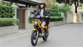 透過面向騎士的180度環視鏡頭記錄騎士兩側影像。（圖／聯鎧電子提供） 