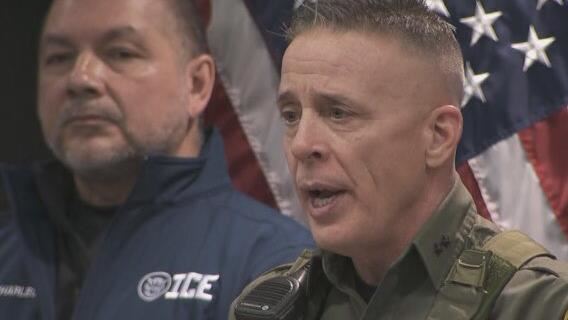 主導當地任務的邊境巡邏隊指揮官博維諾傳出將被調離。他先前在毫無證據下，指控被槍殺身亡的普雷茲「攻擊執法人員」。（圖／翻攝自X平台 @middleageriot.jpg）