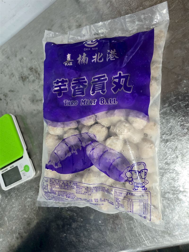 石二鍋台北安居店的「芋香貢丸」，產品標示為豬肉，卻檢出雞成分陽性。（圖／北市衛生局提供）
