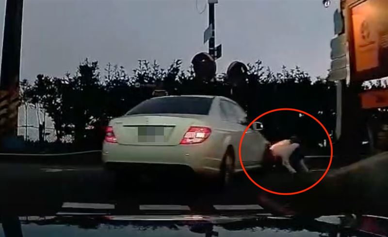 蔡男撞上雙載機車卻繼續行駛，甚至把人輾過。（圖／翻攝畫面）
