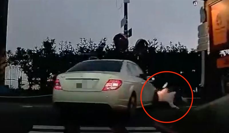 驚悚瞬間！賓士男撞噴機車又輾過拖行騎士