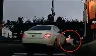 驚悚瞬間！賓士男撞噴機車又輾過拖行騎士