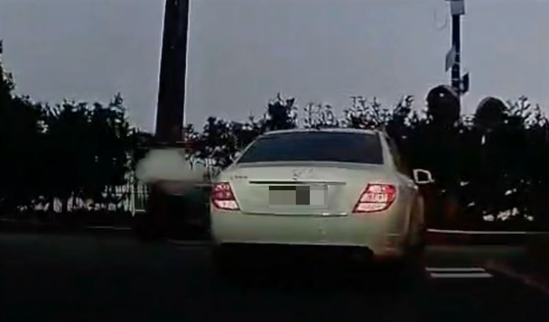 賓士車右轉時撞上一旁的雙載機車。（圖／翻攝畫面）