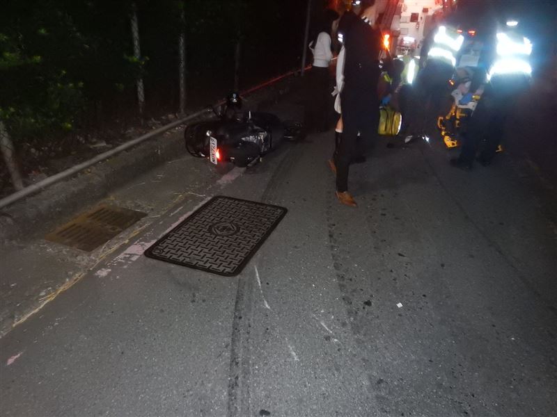 機車騎士與乘客連人帶車倒地後，遭賓士車拖行輾過。（圖／翻攝畫面）