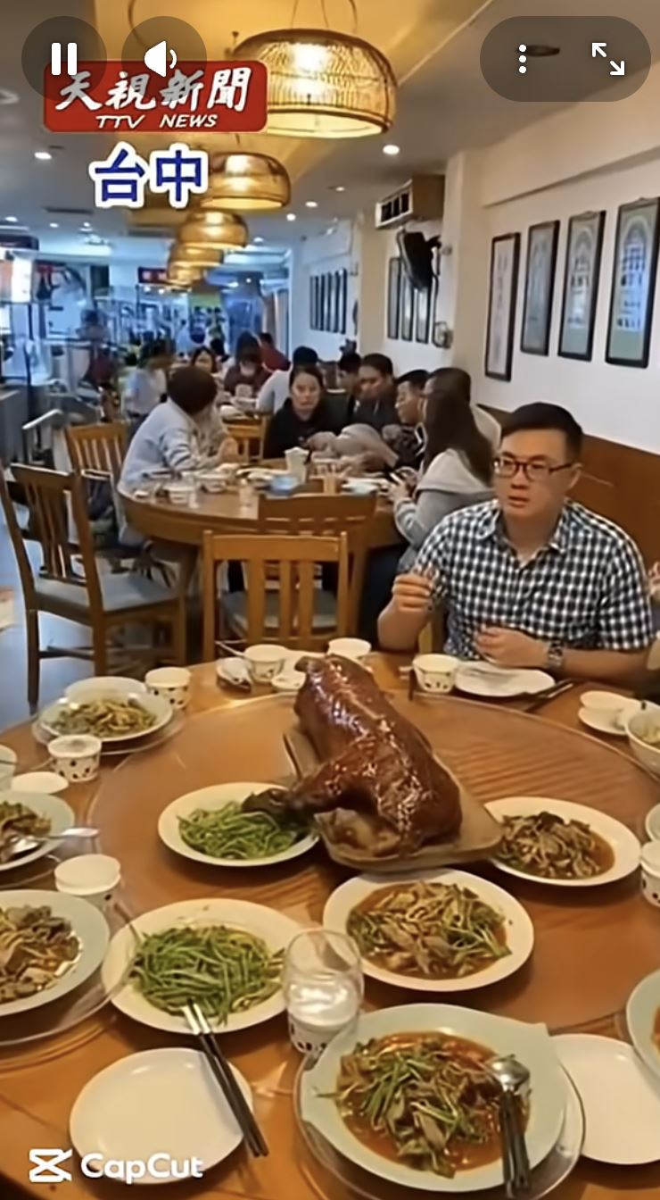 民眾正要享用烤乳豬。（圖／翻攝自YT）