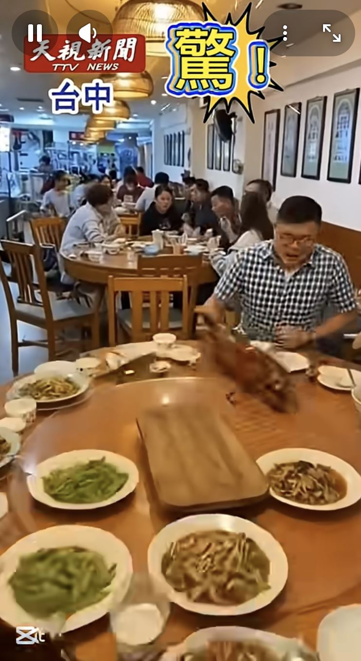 烤乳豬從餐盤上噴飛，嚇壞民眾。（圖／翻攝自YT）