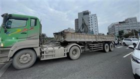 砂石車行經擺接堡路時，因車網架未收，導致紅綠燈號誌桿被勾住扯斷。（圖／翻攝畫面）