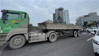 砂石車勾斷紅綠燈桿　女駕駛含淚噴20萬