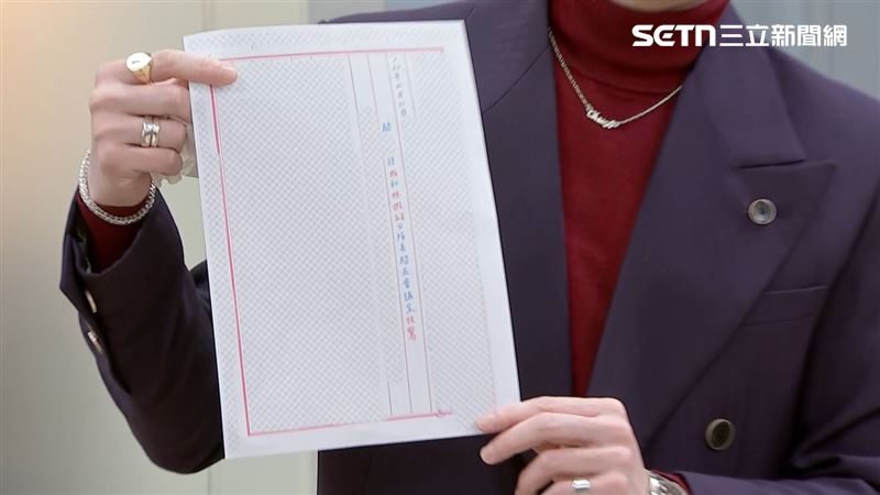 黃女家屬透過律師曬出親筆信，並還原案發前的身心狀況，也揭露遭職場霸凌孤立等狀況。（圖／翻攝畫面）