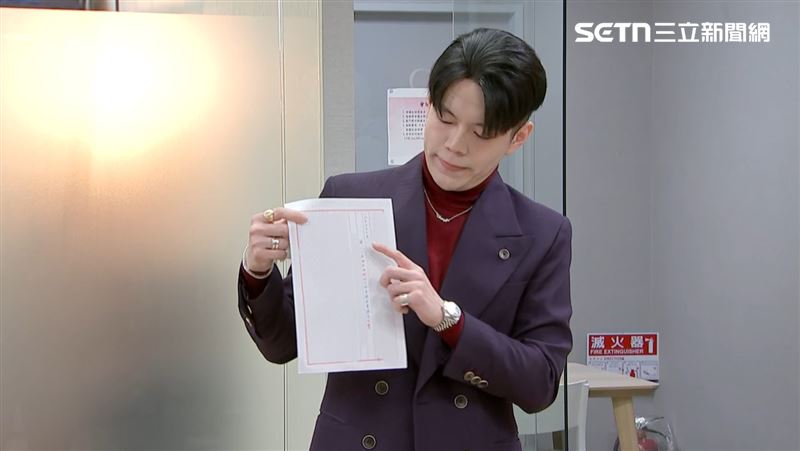 黃女家屬透過律師曬出親筆信，並還原案發前的身心狀況，也揭露遭職場霸凌孤立等狀況。（圖／翻攝畫面）