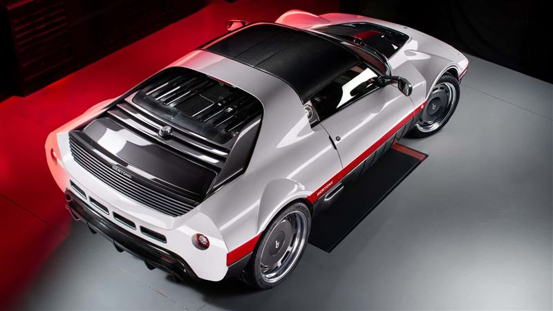 Targa車型透過碳纖維車頂，保留Gandini招牌的楔形線條。（圖／翻攝Bertone網站）