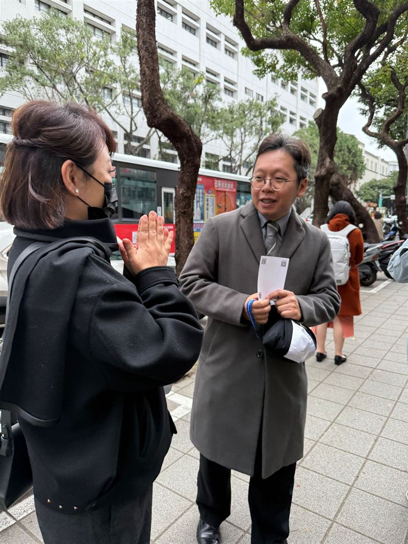 郁方與公益辯護律師。（圖／翻攝自臉書）