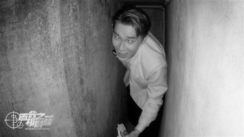 宋偉恩硬扛幽閉恐懼症獨闖70公分寬黑暗密道。（圖／映底子國際傳媒提供）