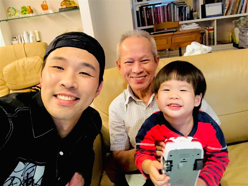 陳威全悲痛父親離世，祖孫三代合照成了追憶。（圖／陳威全提供）