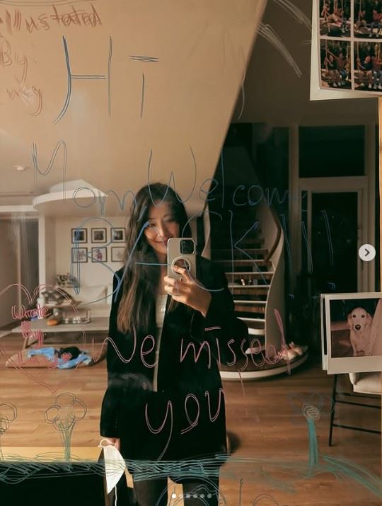 隋棠女兒在鏡子上用英文寫下暖心留言,歡迎媽媽回家。(圖/翻攝自IG @suitangtang)