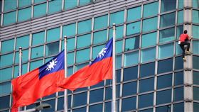 霍諾德成功挑戰徒手攀上101。（圖／記者鄭孟晃攝影）