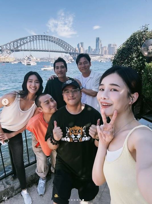 隋棠(中排左1)剛結束三立全新跨國辦桌節目《請世界吃桌》在雪梨的拍攝行程,與浩子(中排左2)、藍正龍(後排左)、廚師歌手陳隨意(後排右)以及美食網紅千千(右1)一同推廣台灣美食。(圖/翻攝自IG @suitangtang)