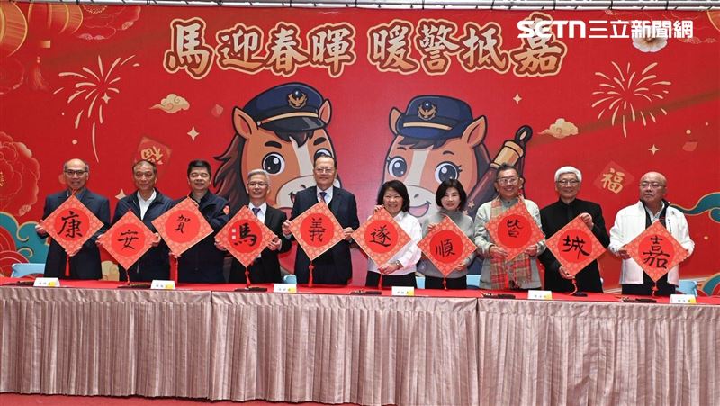 嘉市警揮毫迎馬年　捐血防詐並進守護嘉人
