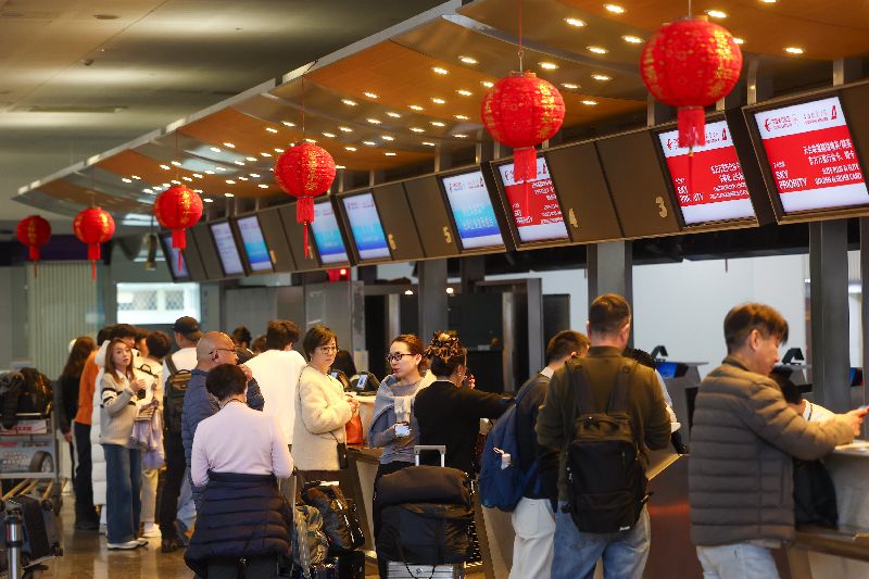 交通部觀光署公布，114年出國旅遊人次高達1894萬4436人次，較113年成長12.43%，創歷史新高，其中最熱門旅遊地仍是日本，其次是中國，港澳排名第3。圖為松山機場國際線航班報到處旅客人潮多