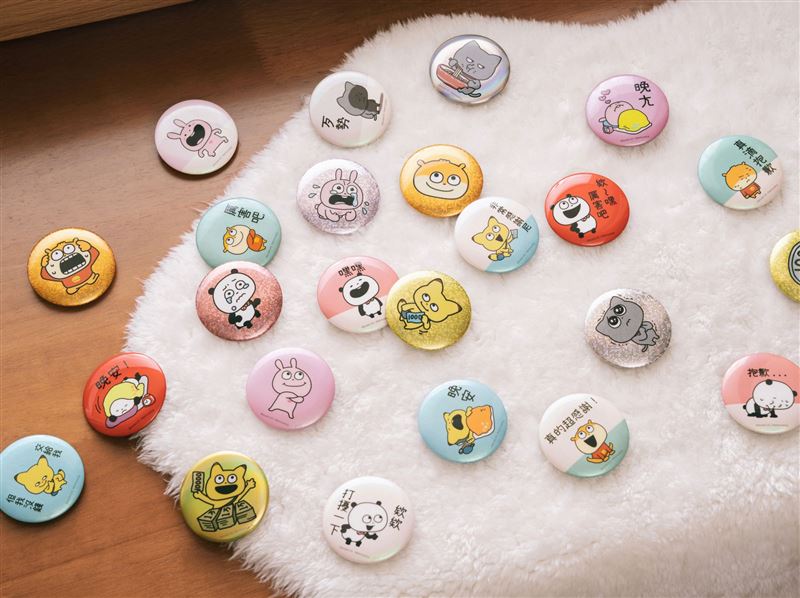 限量幻彩雷射貼圖胸章，消費當筆加價29元可獲得一款(全套共50款，款式隨機)。（圖／品牌業者提供）