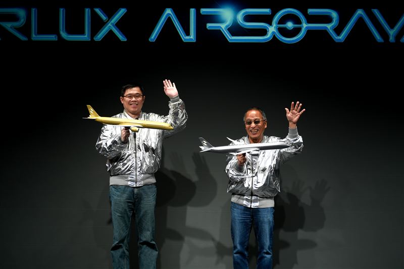 星宇航空董事長張國煒與藝術大師空山基今日在記者會上一起拿著新機模型圖合影。（圖／星宇航空提供）