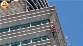 美國攀岩傳奇人物霍諾德（Alex Honnold）25日上午挑戰徒手攀登台北101，耗時1小時31分順利攻頂。（圖／黃耀徵攝）