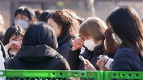 載著曉曉與蕾蕾的卡車離開動物園後，不少民眾難過落淚。（圖／美聯社／達志影像）