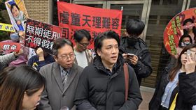 劉姓保母二審判無期、18年　律師代轉剴剴外婆心聲「剴剴」虐死案，台灣高等法院27日二審宣判。剴剴案律師林帥孝（左2）說，很感謝高院能維持原判。犯罪被害人保護協會律師曾宿明（右2）則代為轉達「剴剴」外婆心聲。中央社記者謝君臨攝 115年1月27日