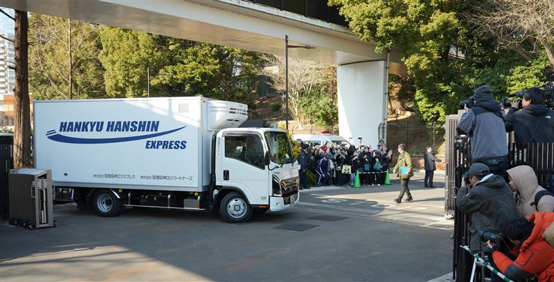 載著蕾蕾與曉曉的卡車駛離動物園，今將飛往四川大貓熊保育基地。（圖／美聯社／達志影像）