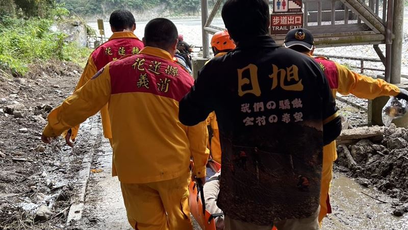 花蓮太魯閣砂卡礑步道，葉男騎乘機車不慎摔入溪床。（圖／翻攝畫面）