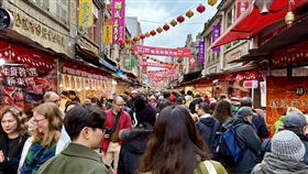 ▲北市台北年貨大街烏魚子 年貨 年貨大街有雙語（圖／臺北市產發局提供） 