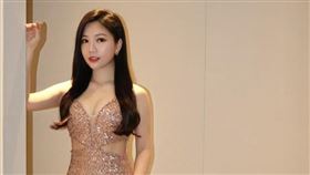 蔡尚樺禮服兩側挖空，展現S曲線好身材，被網讚像「美人魚」。（圖／翻攝自蔡尚樺臉書）