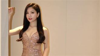 蔡尚樺尾牙「深V大挖空」S曲線辣翻全場