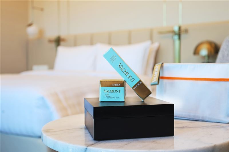 台北漢來大飯店每房加贈Valmont品牌化妝包乙個、肌密更新面膜(15ml)乙份、3D智慧凝水精華(15ml)乙份(價值NT$8,000)。（圖／飯店旅宿業者提供）