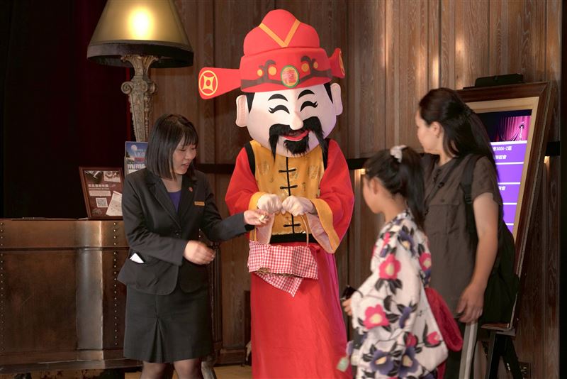 君品酒店於除夕至初五邀請財神爺現身館內，於餐期間走訪餐廳向賓客拜年，傳遞新春祝福。（圖／飯店旅宿業者提供）