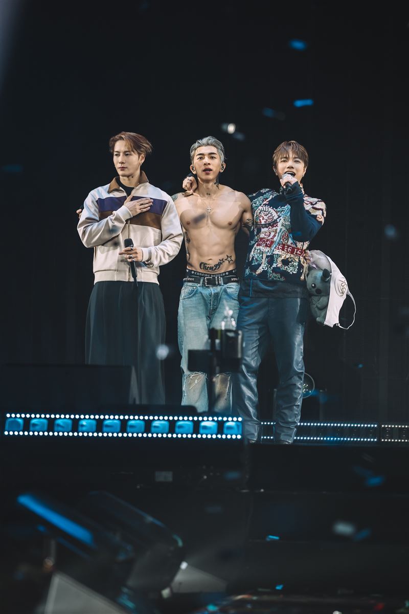 王嘉爾（左）攜手張敬軒（右），力挺Tyson Yoshi（中）澳門演唱會。（圖／Just Kidding Limited提供）