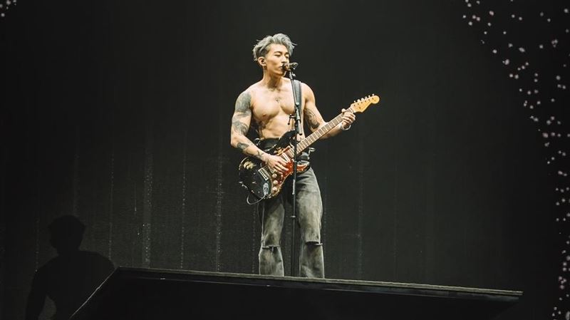 香港男神演唱會「破處」　半裸洩超猛腹肌