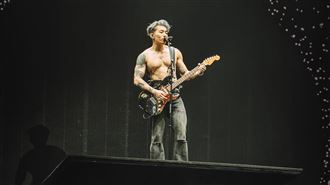 香港男神演唱會「破處」　半裸洩超猛腹肌