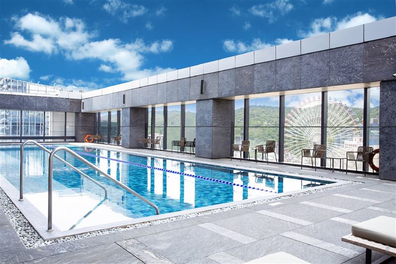 台北萬豪戶外高空泳池。（圖／飯店旅宿業者提供）