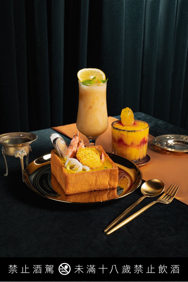 金色三麥推出埃及主題期間限定餐點「法老的盛宴」，以料理與調酒向古埃及文明致敬。（圖／品牌業者提供）