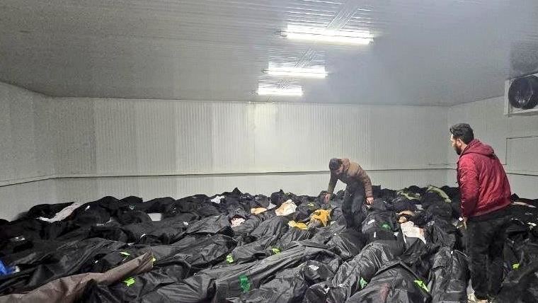 冰淇淋車被拿來運遺體、遺體未裝袋隨意堆疊、失蹤的遺體不計其數。（圖／翻攝自X平台 @Bushra1Shaikh）